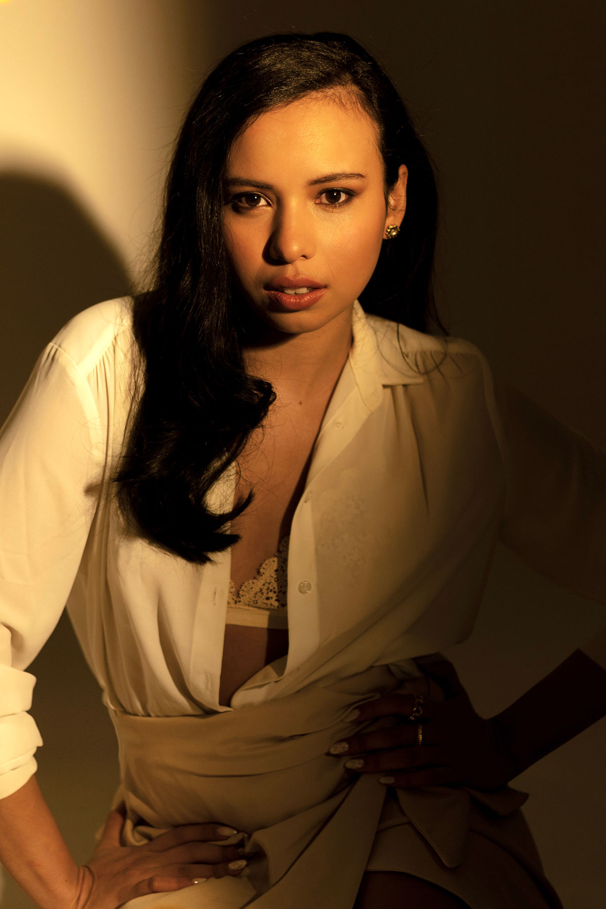 retrato em estúdio de mulher com styling fashion e luz amarelada