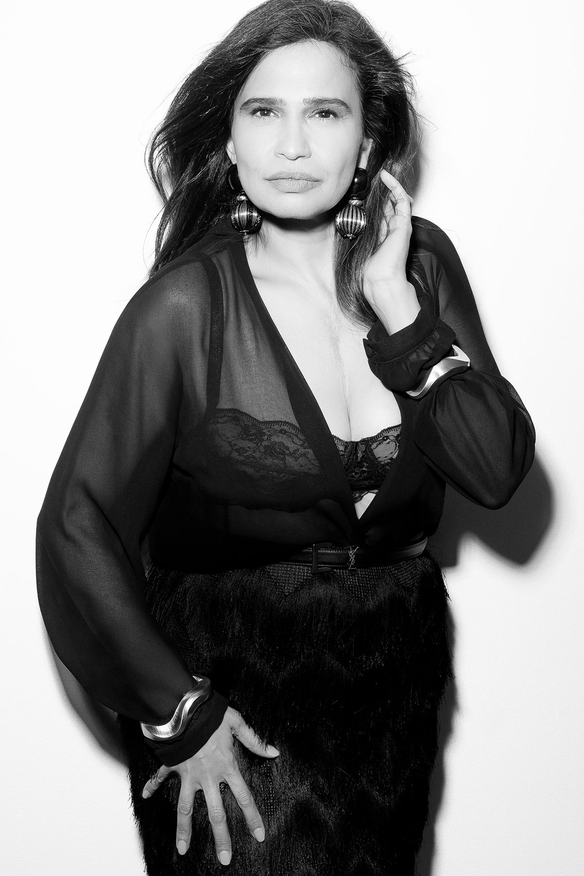 retrato a preto e branco em estúdio fotográfico mulher com styling fashion vários acessórios e cinto da ysl