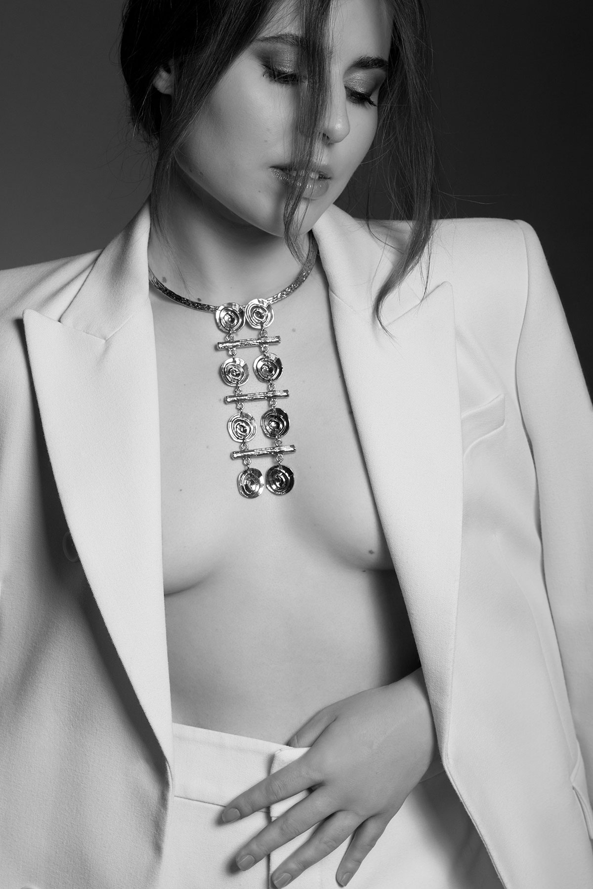 retrato a preto e branco em estúdio fotográfico mulher com blazer e colar comprido