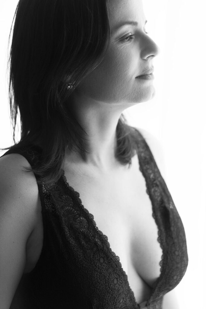 Retrato intimista em estúdio com lingerie rendada preta e expressão serena. Sessão fotografáfica por Danniela Senra em Castelo Branco
