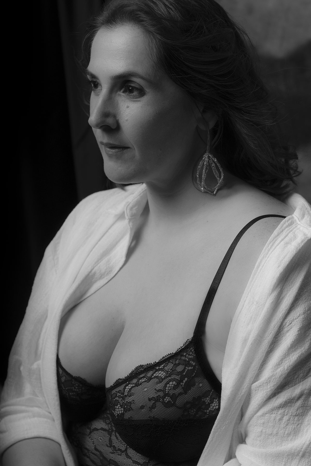 Retrato intimista feminino em estúdio, com lingerie rendada preta e blazer branco, fotografado por Danniela Senra em Castelo Branco