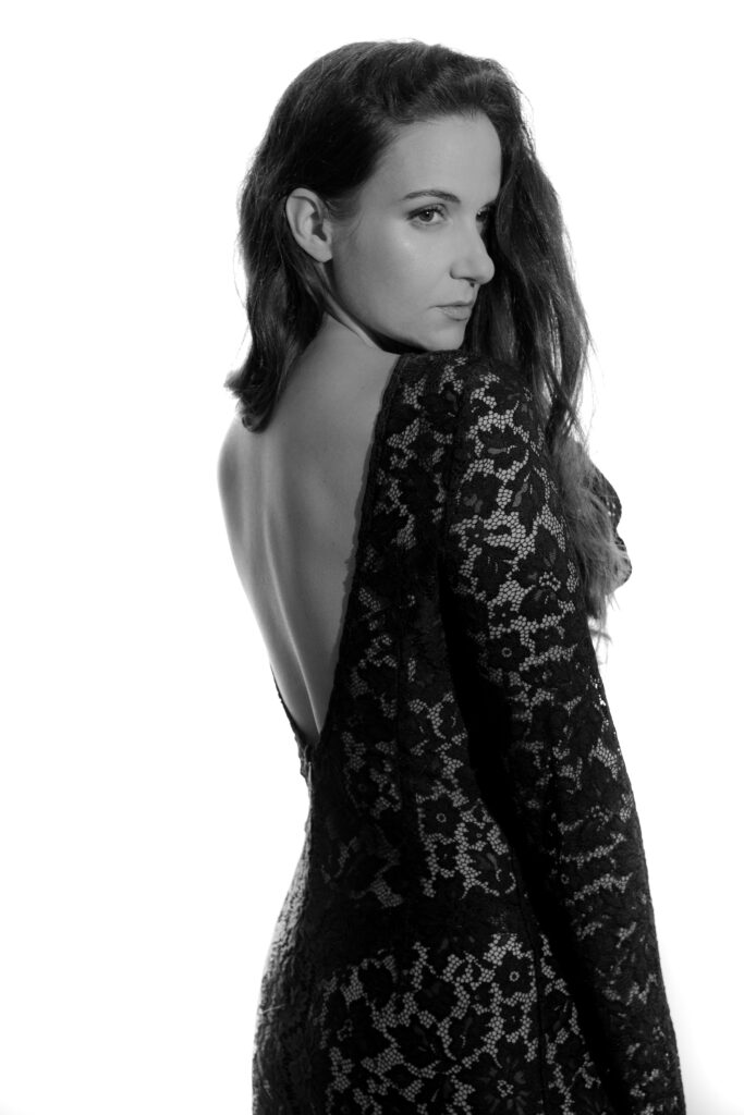 Retrato feminino intimista em estúdio, com vestido rendado de costas abertas, fotografado por Danniela Senra em Castelo Branco