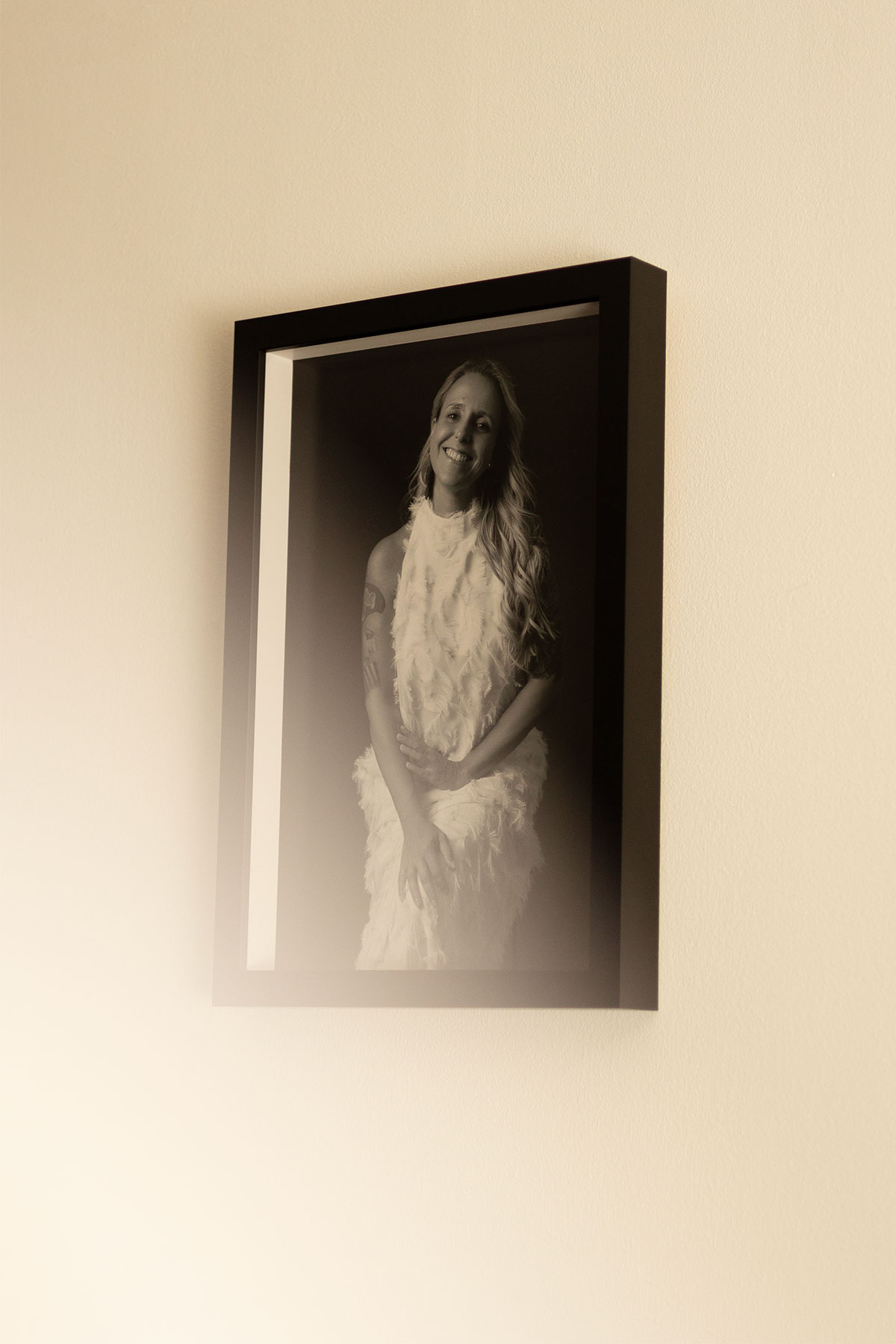 quadro preto de uma mulher a sorrir e com um vestido branco