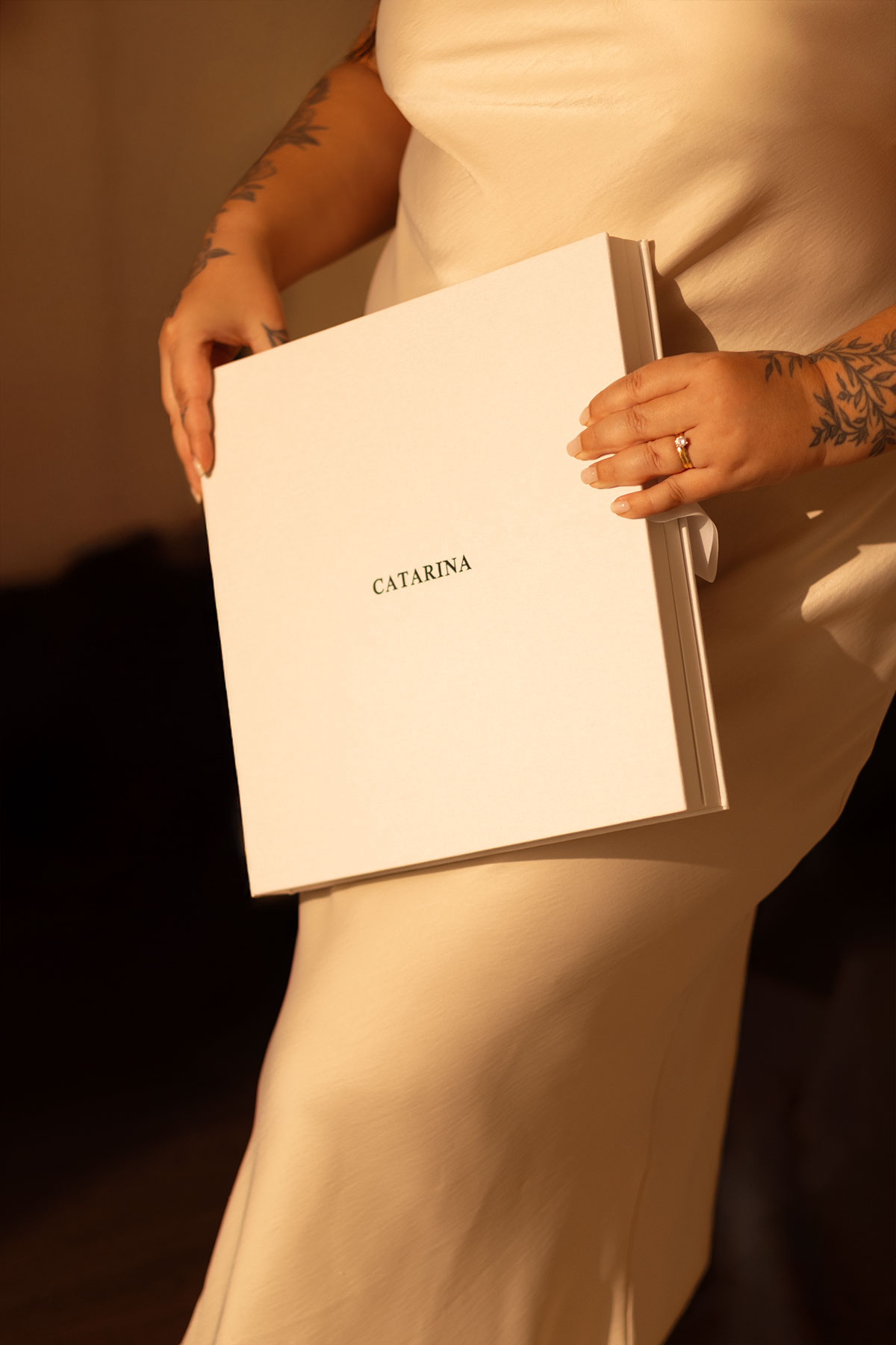 fotografa a segurar a caixa personalizada em tons claro