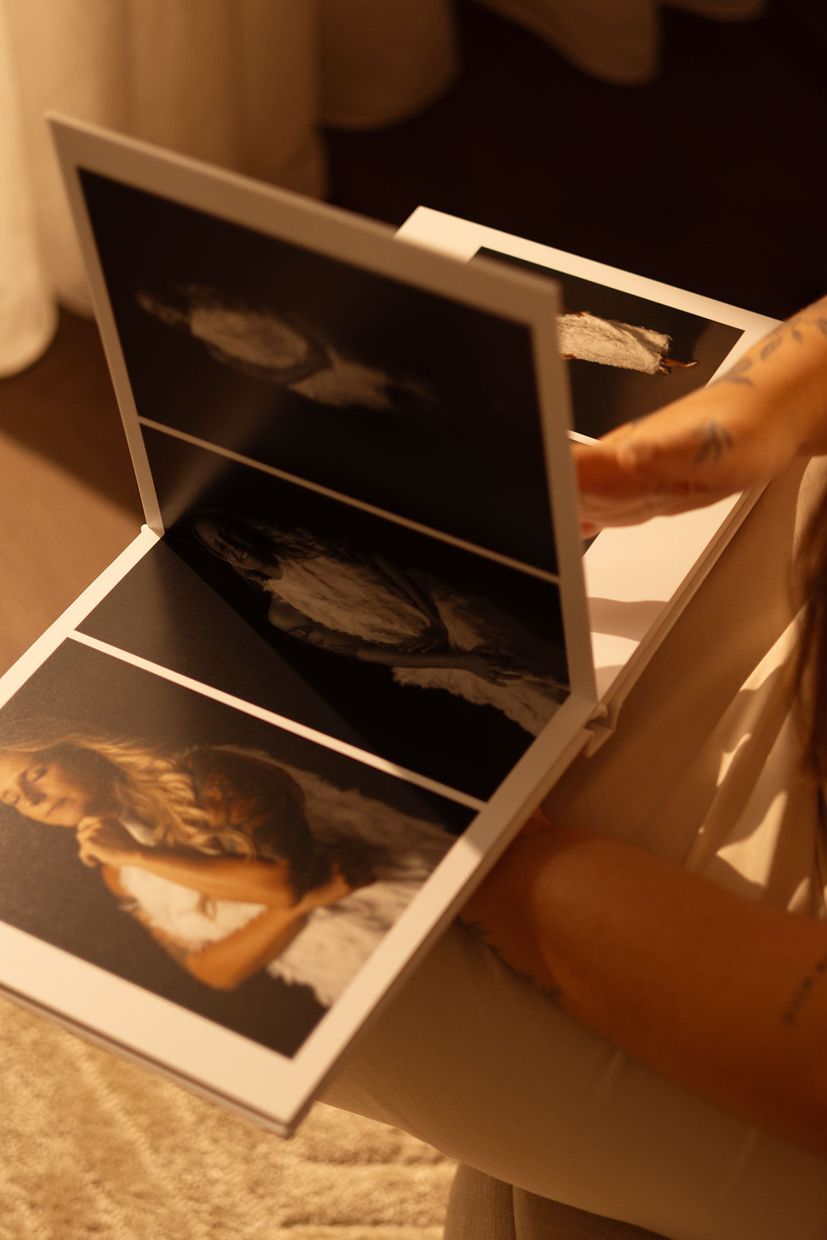 álbum fotográfico com foto de uma mulher loira