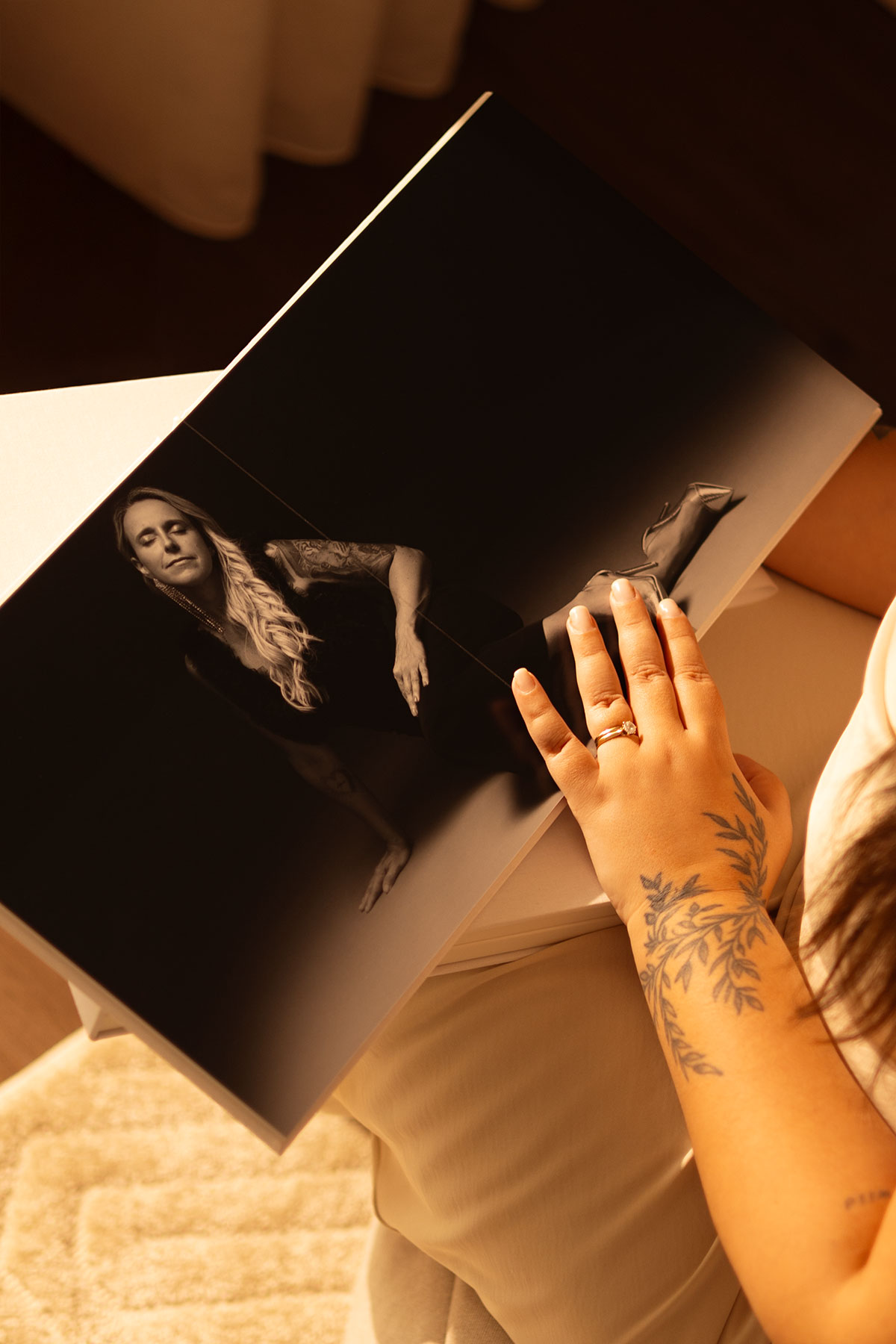 álbum com uma fotografia de uma mulher loira que ocupa as duas folhas