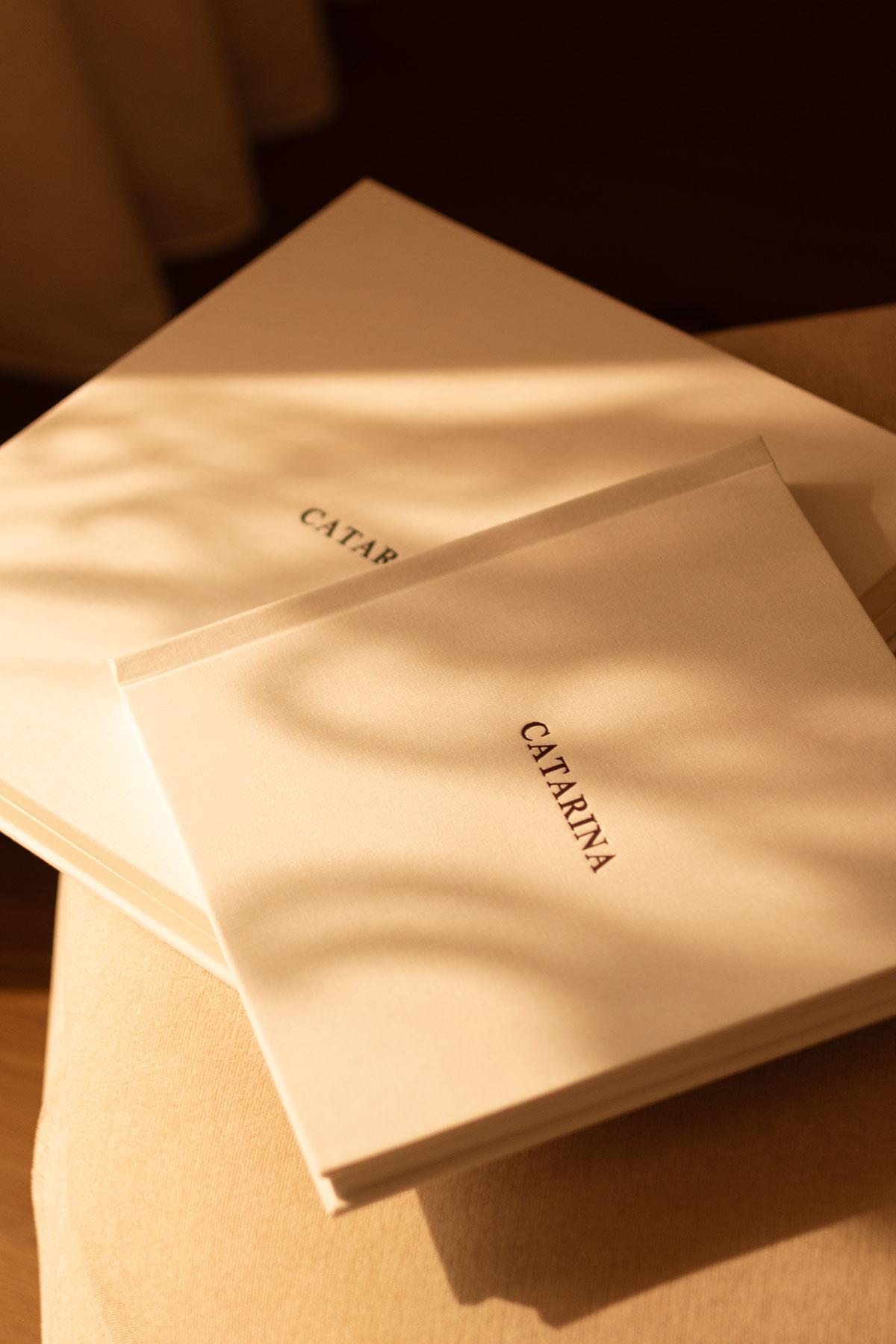 detalhes da caixa e do álbum personalizado em tons claro com a gravação do nome