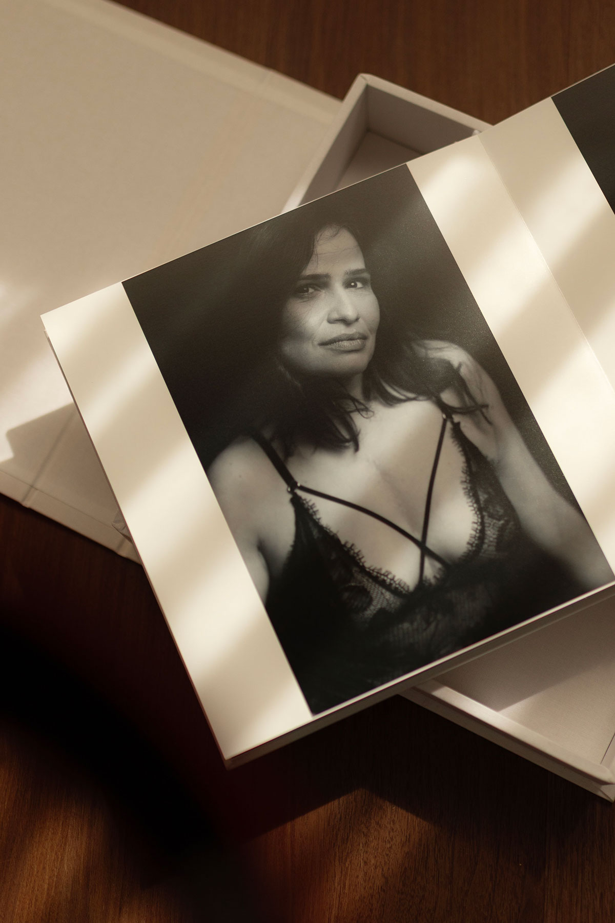álbum fotográfico personalizado de uma mulher com lingerie preto
