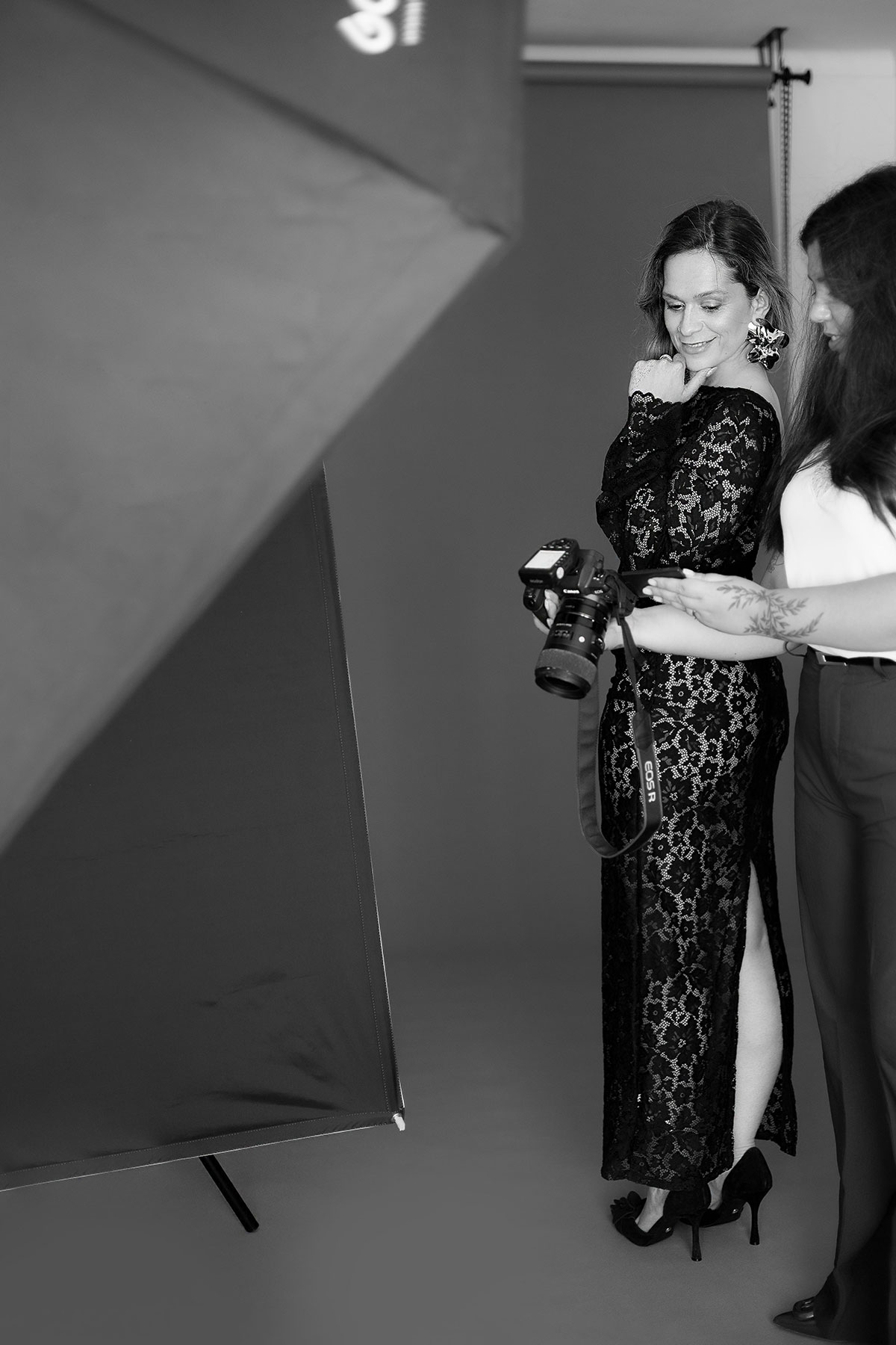 bastidores da fotografa mostrando o resultado a cliente