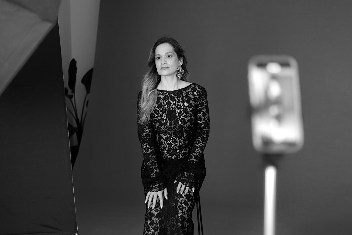 bastidores em preto e branco de uma mulher com vestido longo detalhado