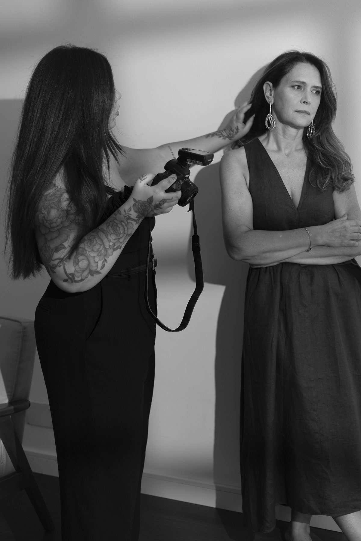 bastidores da fotografa a ajeitar o cabelo de outra mulher
