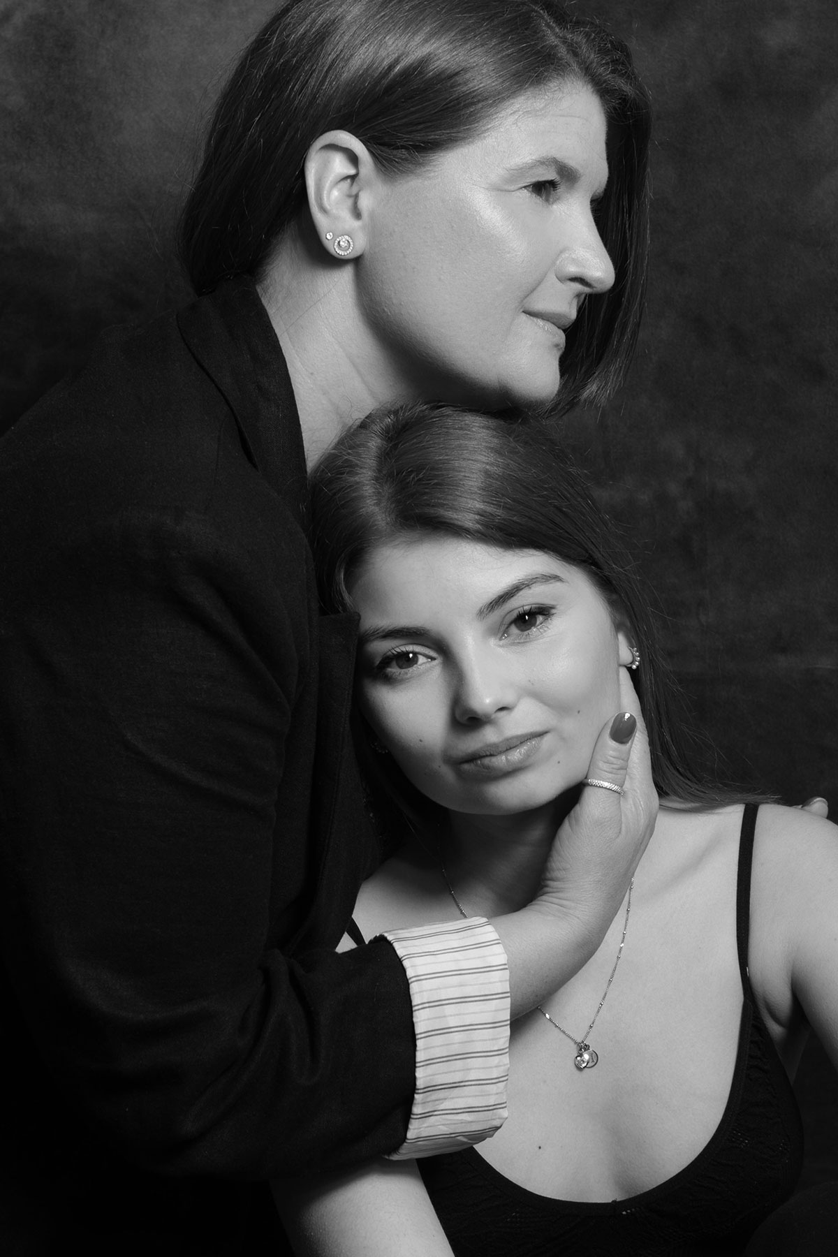 retrato em preto e branco de mãe e filha
