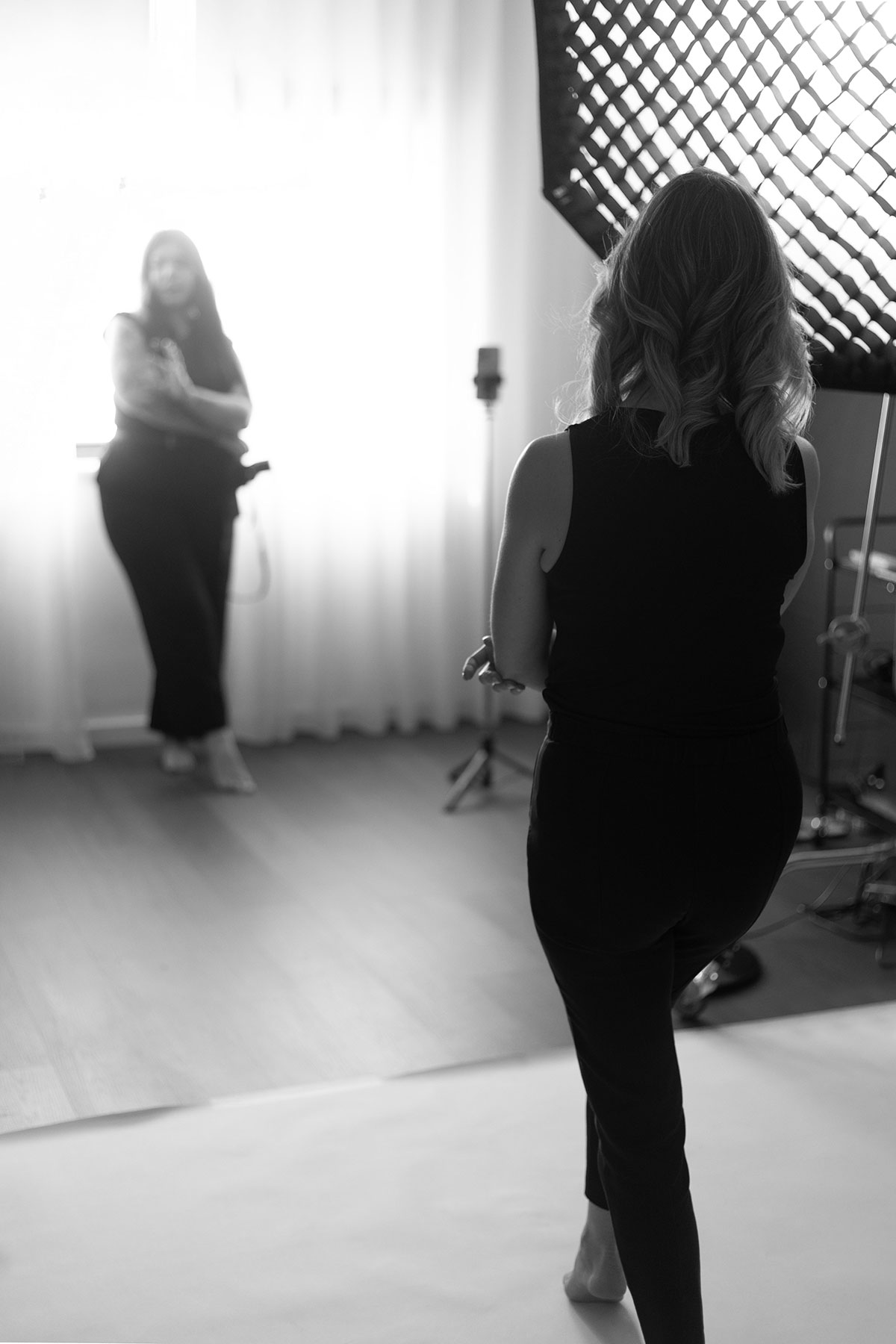 bastidores de uma sessão em que a fotografa esta a mostrar um pose para a cliente