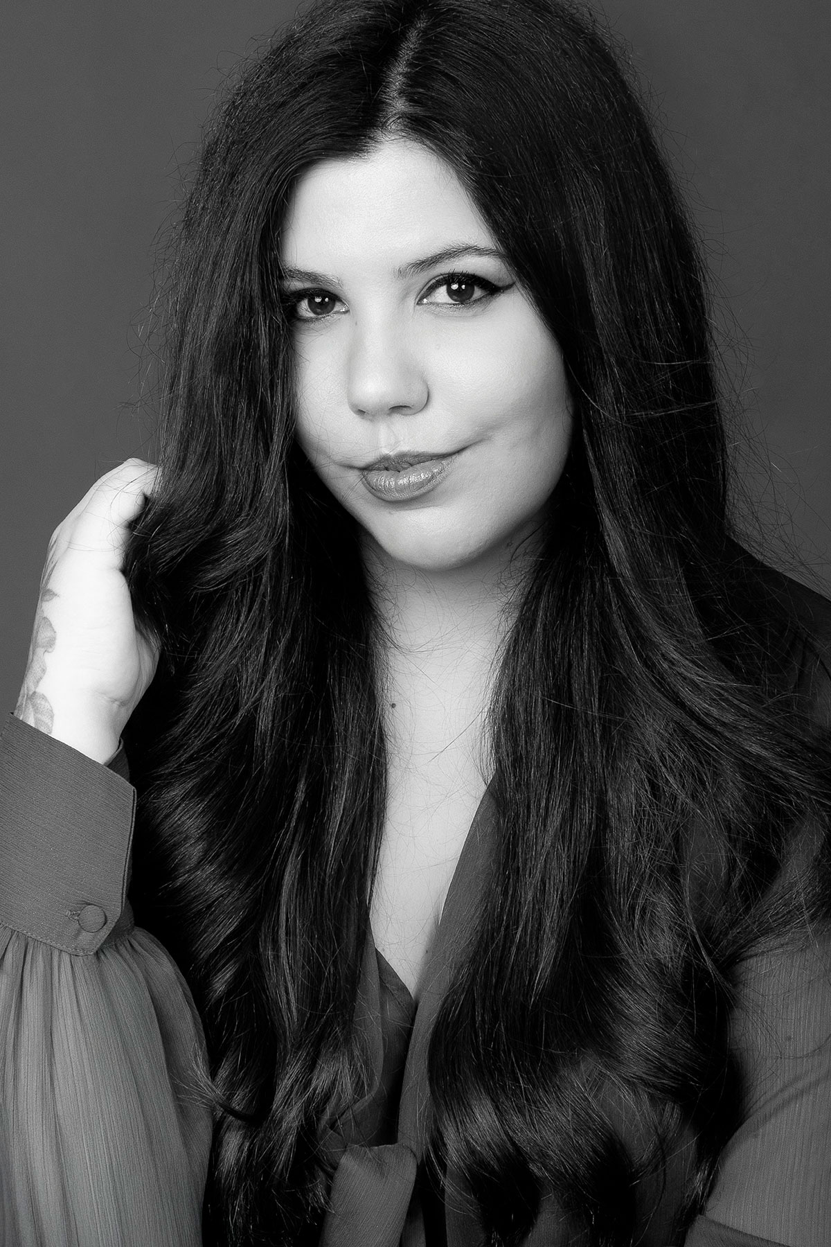 retrato da fotografa em preto e branco a olhar para a câmera