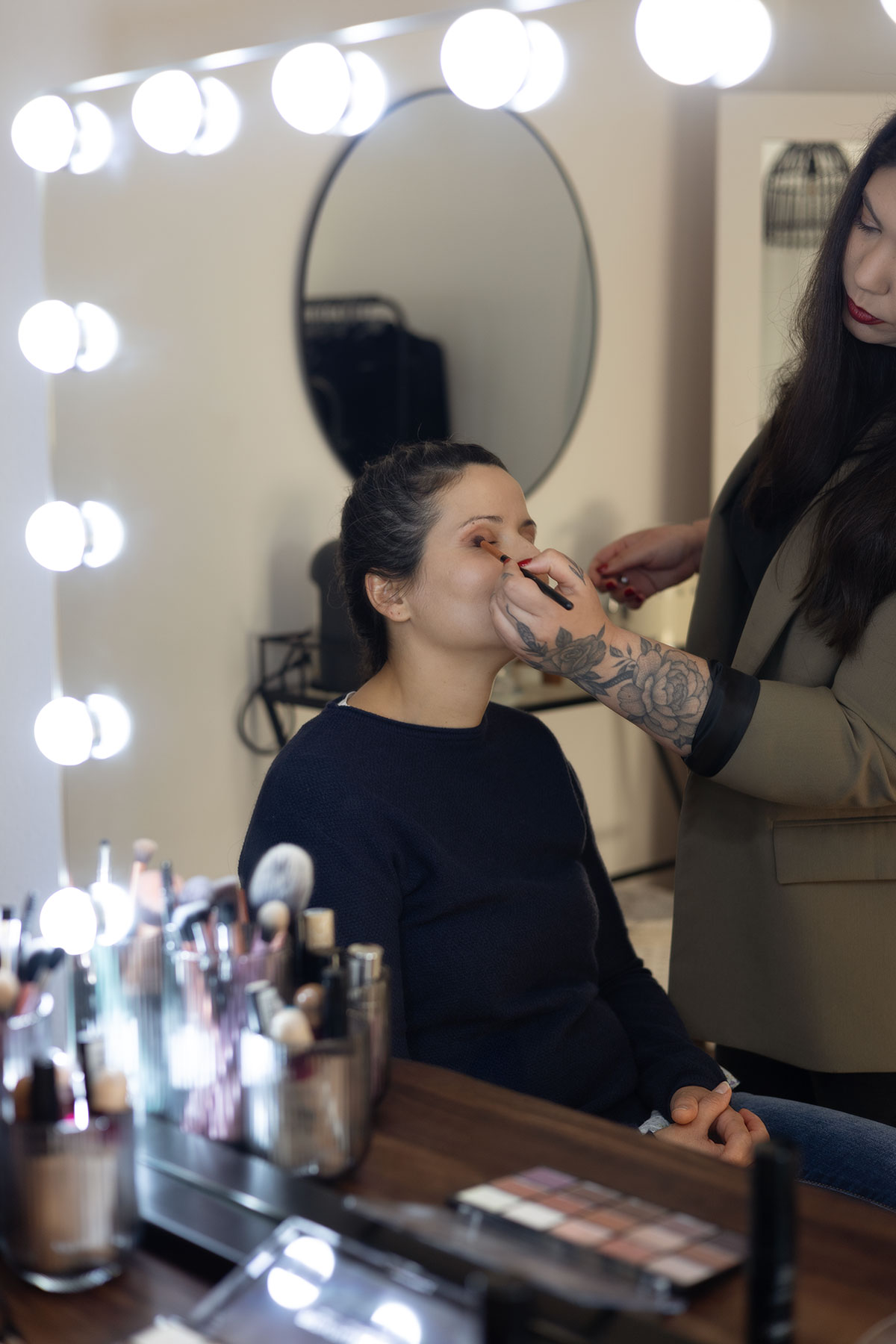 bastidores da fotografa maquilhando a cliente