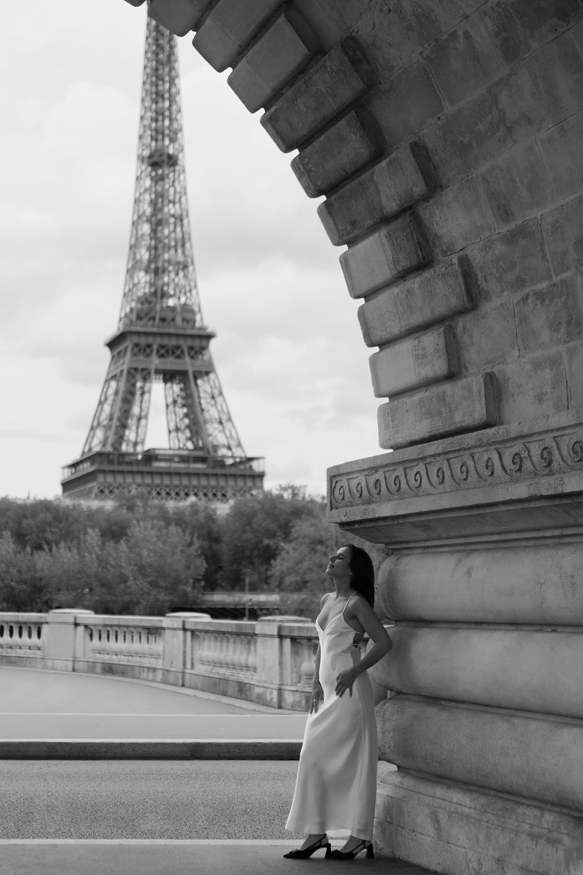 sessão fotográfica em paris, mulher com vestido branco, fundo com a torre eiffel, preto e branco
