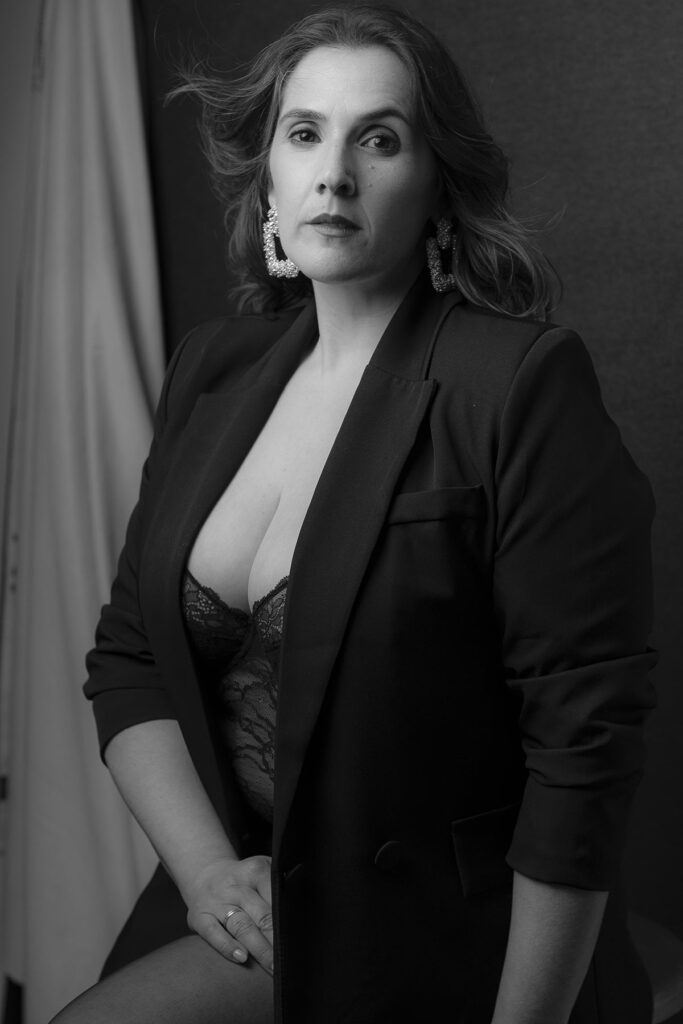 Retrato feminino editorial em estúdio, fotografia profissional por Danniela Senra em Castelo Branco, Portugal.