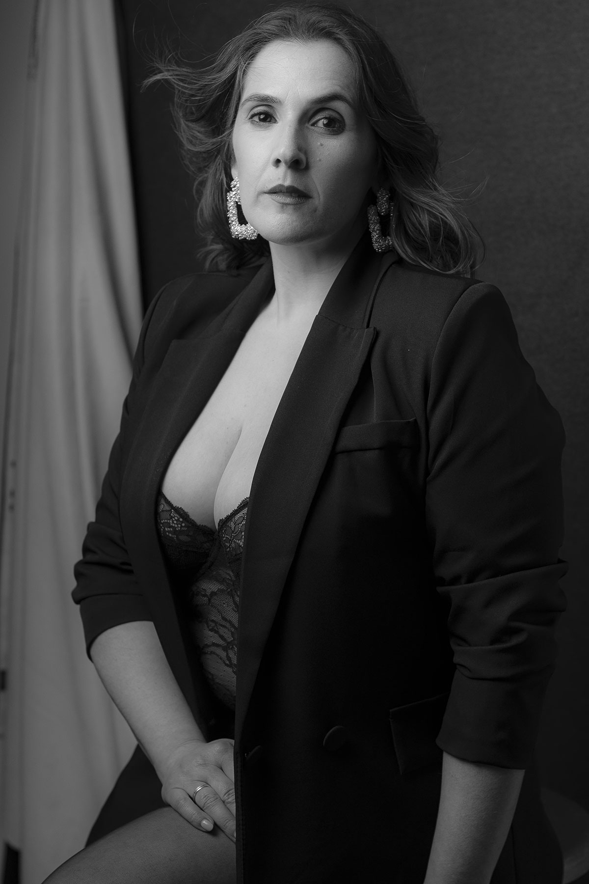 Retrato feminino editorial em estúdio, fotografia profissional por Danniela Senra em Castelo Branco, Portugal.
