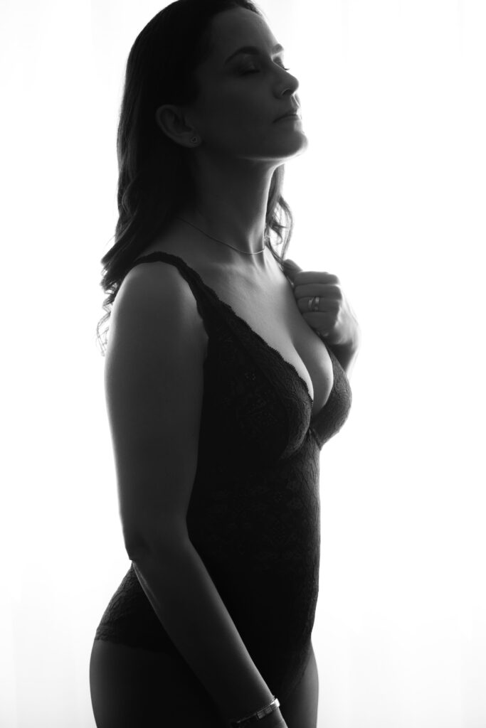 Retrato em estúdio com silhueta em contra-luz e pose serena
