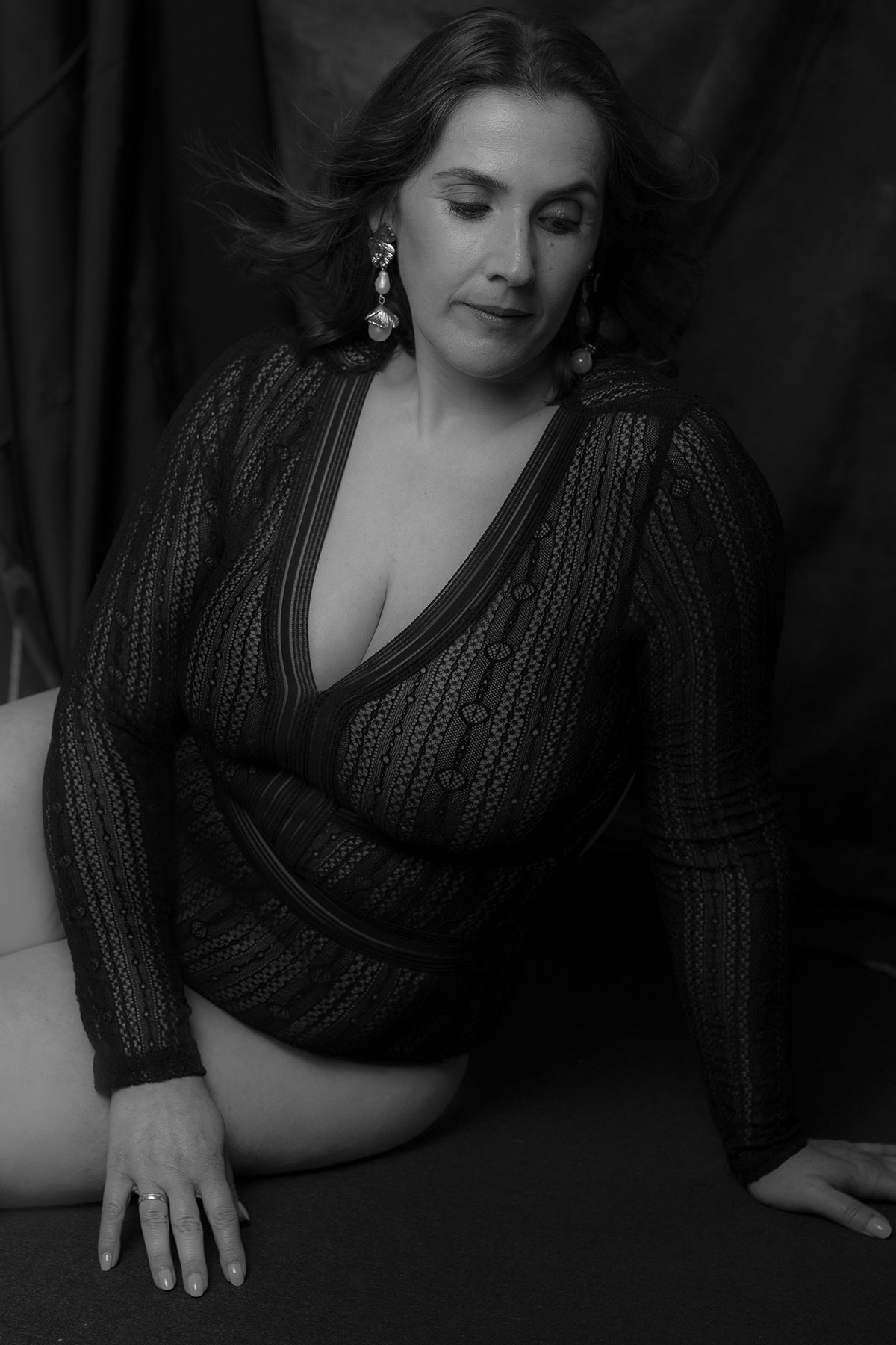 retrato intimista boudoir em estúdio em preto e branco com body texturado e brincos compridos por danniela senra